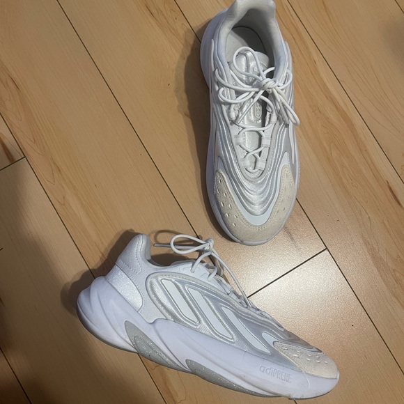 Ozelia Adidas women’s sneaker - Picture 1 of 3